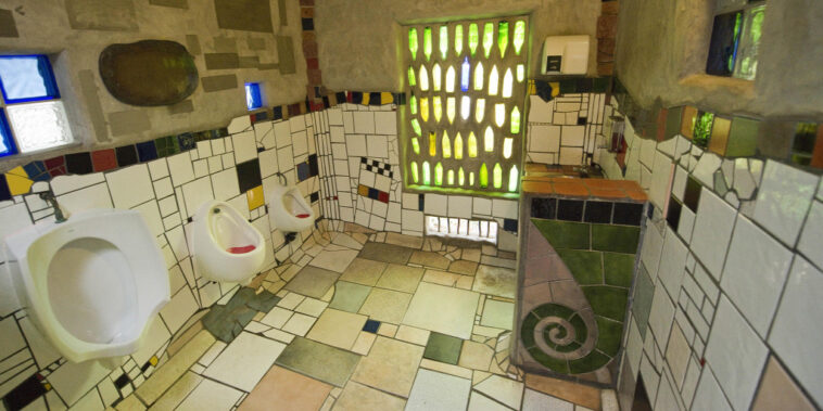 Egy nyilvános vécé, ahova nem csak a szükség miatt térnek be