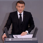 Felvétel: olyat tett Emmanuel Macron, amire 60 éve nem volt példa francia államfő részéről