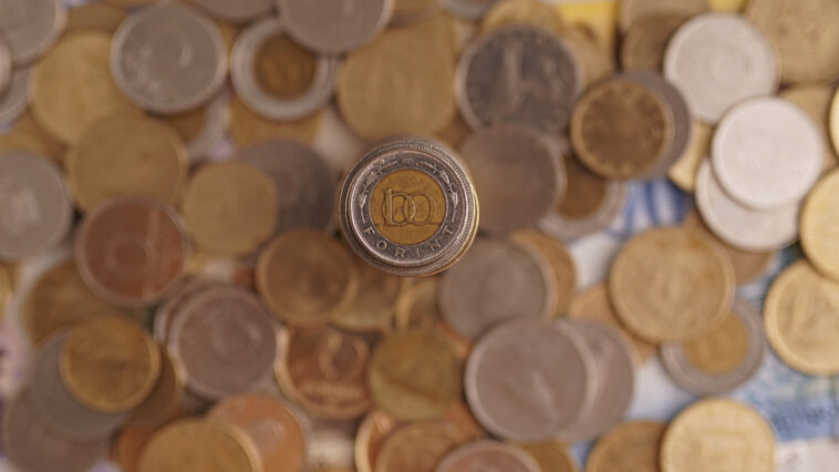 Háromhavi mélypontra ütötték a forintot!