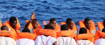 Ki kellett menteni a tengerből hatvan migránst Ciprusnál