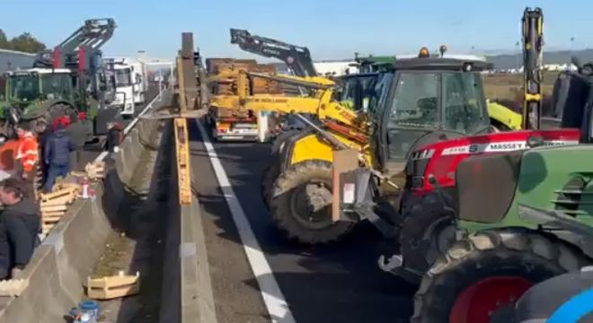 Román teherautókat támadtak meg a feldühödött francia gazdák