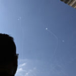 Támadás alá került Izrael: szólnak a riadószirénák