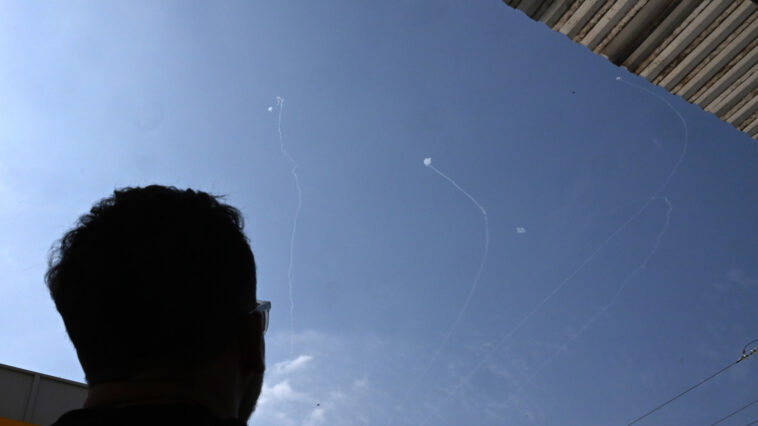 Támadás alá került Izrael: szólnak a riadószirénák