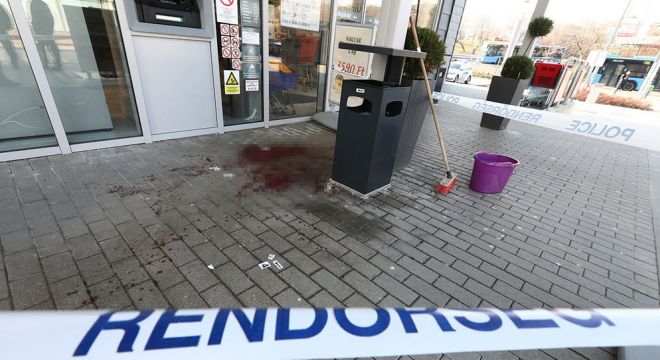 Siránkozott a vigyorgó antifa nő apja: „Úgy bántak vele, mint egy állattal”