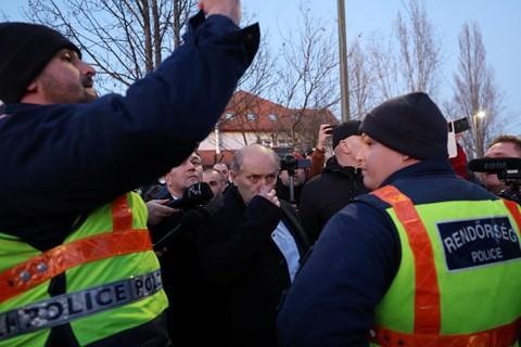 Botrányba fulladt az akkumulátoros tájékoztató Sóskúton, a polgármester elmenekült (+VIDEÓ)