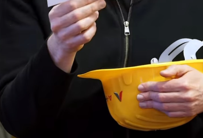 Egy A-Híd Zrt. feliratú sisakból húzta ki Karácsony Gergely a neki szegezett kérdéseket