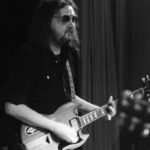 A magyar gitárkirály, aki a fogával pengetett