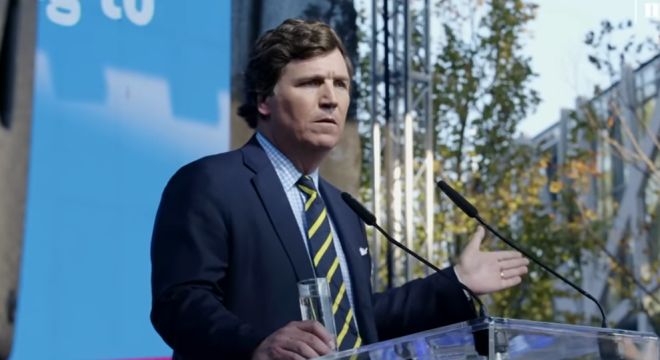 Newsweek: az EU kitiltaná Tucker Carlson amerikai újságírót a Putyin-interjú miatt