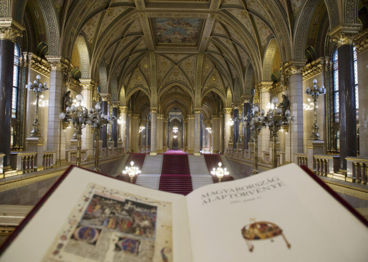 Amikor egy cikksorozatból egy hét alatt alkotmánymódosítás lesz