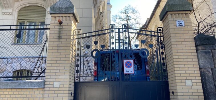 Balog Zoltán megérkezett a zsinati hivatalba, majd rejtőzködve menekült a kérdések elől