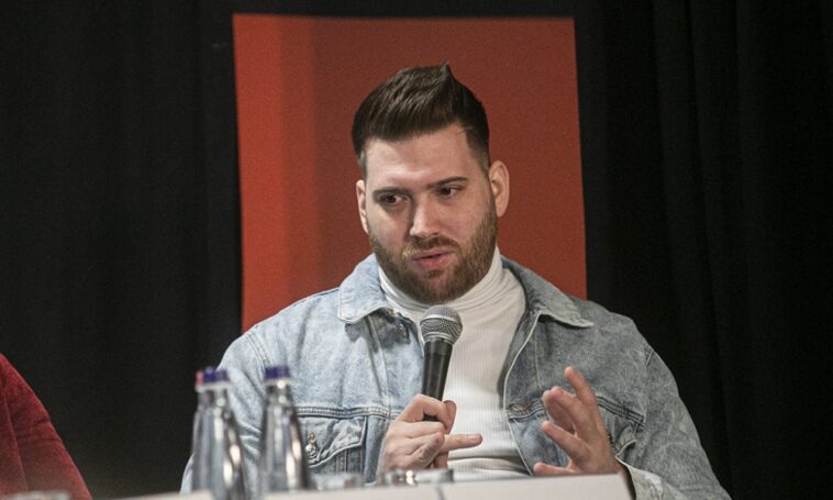 Kik azok az influenszerek, akik pénteken utcára hívnak?