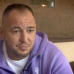 Curtis üzent a tüntetőknek: „Hazug banda”