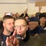 Őrjöngő hordák járják a fővárost a tüntetés után, a PestiSrácok.hu stábját is megtámadták – videó