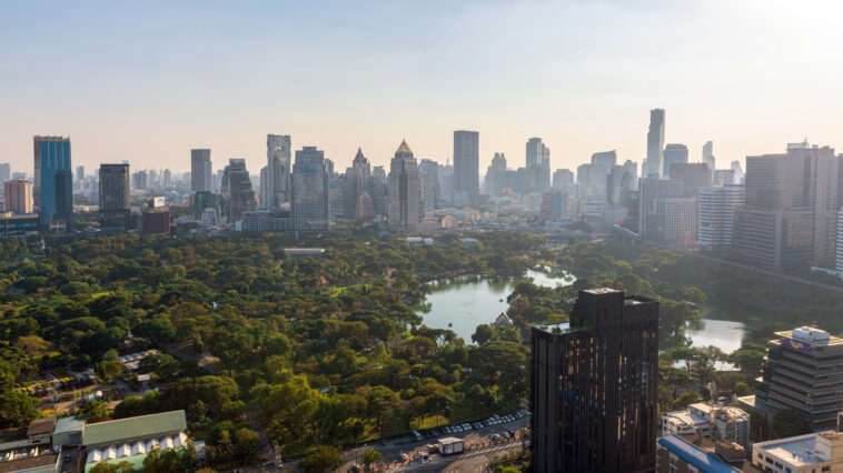 Feltételesen szabadon engedték a korrupcióval vádolt volt thaiföldi miniszterelnököt