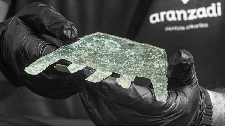 Rejtélyes, ősi nyelv díszelgett egy kéz alakú amuletten