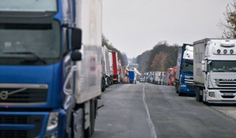 Közel 2 500 kamion vesztegel a lengyel–ukrán határátkelőhelyeken