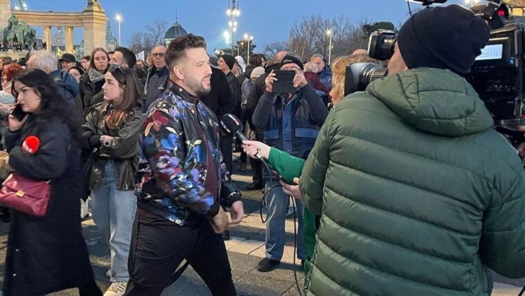 Ki képviseli a Hősök terén összegyűlteket?