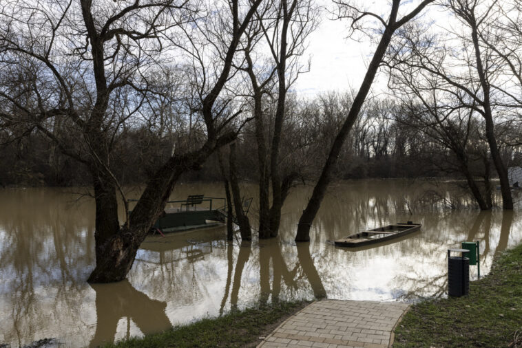 Az átadás után egy évvel beomlott a kétmilliárdos bicikliút Tokaj és Bodrogkeresztúr között