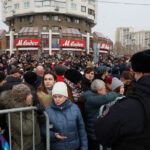 Véget ért Navalnij gyászszertartása, több százan tapsolták meg a templomhoz érkező koporsót