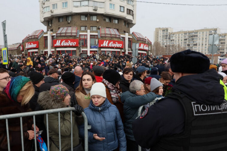 Véget ért Navalnij gyászszertartása, több százan tapsolták meg a templomhoz érkező koporsót