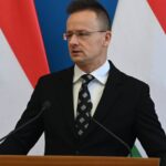 Még mindig gyászolnak Navalnij sírjánál