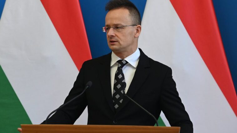 Még mindig gyászolnak Navalnij sírjánál