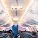 Rémisztő okból ülnek a stewardessek a kezükön repülés közben