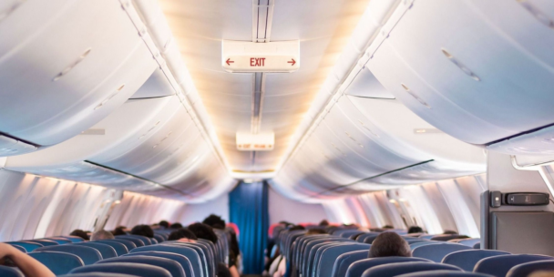 Rémisztő okból ülnek a stewardessek a kezükön repülés közben