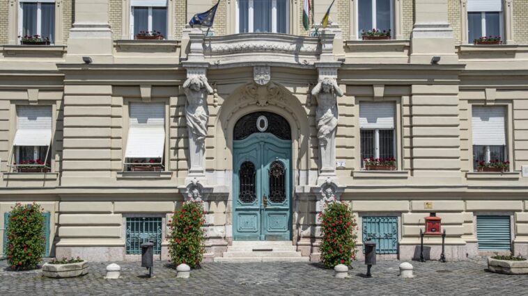 Őrizetbe vettek négy embert, mert fiktív szerződéseket köthettek az óbudai önkormányzattal