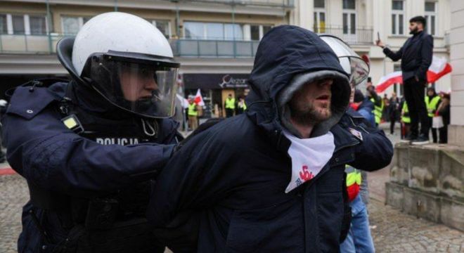 Összecsapások Varsóban: a gazdák megpróbáltak betörni a parlament épületébe