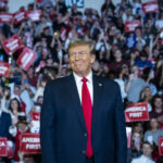 Kőkeményen belerúgott Joe Bidenbe Donald Trump: dühösen és gyűlölettel telve ordibált az elnök