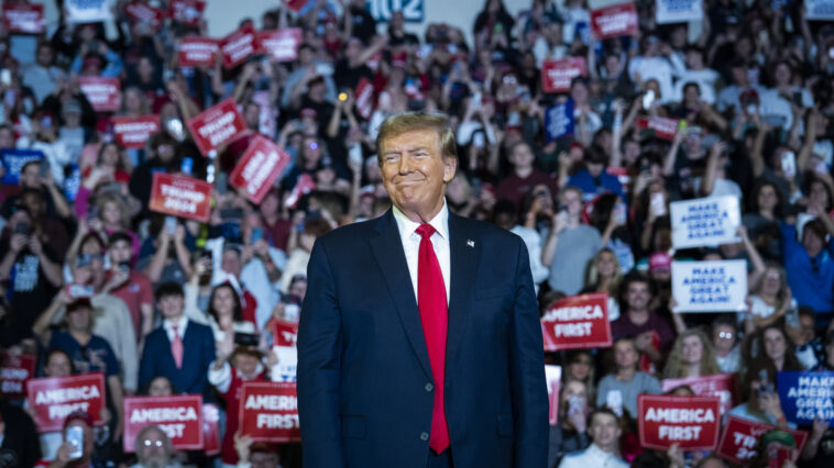 Kőkeményen belerúgott Joe Bidenbe Donald Trump: dühösen és gyűlölettel telve ordibált az elnök