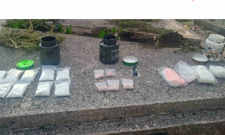 Egy temetőben tárolták a drogot, lecsapott rájuk a rendőrség (Videó)