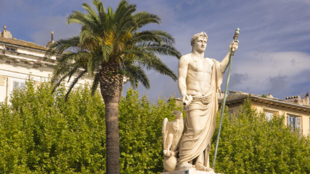 Karnyújtásnyira került az autonómiához a sziget, amely Napóleont adta a világnak