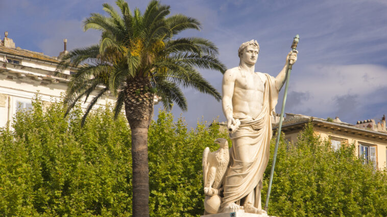 Karnyújtásnyira került az autonómiához a sziget, amely Napóleont adta a világnak