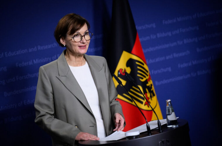 A német oktatási miniszter szerint fel kell készíteni a diákokat a háborúra