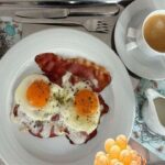 Íme a momentumos Gelencsér szervírozott reggelije a berlini nagykövetségen