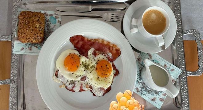 Íme a momentumos Gelencsér szervírozott reggelije a berlini nagykövetségen