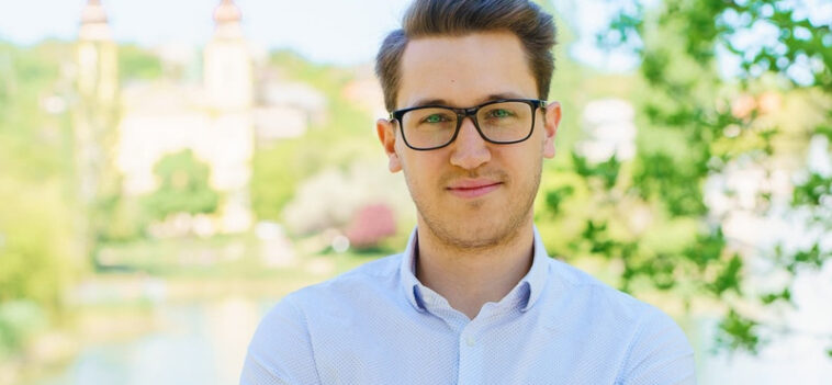 Telex: Garázdaság miatt indult eljárás Bede Zsolt ellen, aki letépte egy momentumos kokárdáját