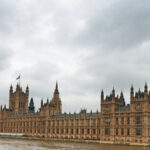 Ennek nagyon csúnya vége lehet: minden idők legnagyobb veresége várhat a brit konzervatívokra