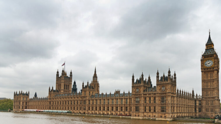 Ennek nagyon csúnya vége lehet: minden idők legnagyobb veresége várhat a brit konzervatívokra