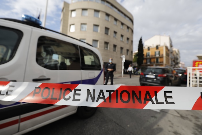 Terrorfenyegetést és lefejezős videókat kaptak párizsi középiskolák