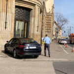 Ott a parkoló, mégis a járdán parkol Menczer Tamás államtitkár