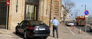 Ott a parkoló, mégis a járdán parkol Menczer Tamás államtitkár