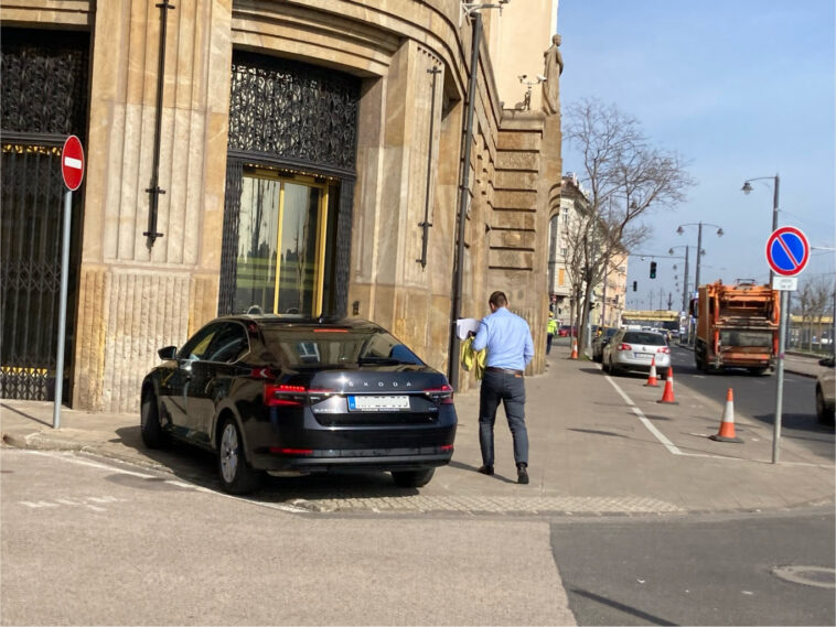 Ott a parkoló, mégis a járdán parkol Menczer Tamás államtitkár