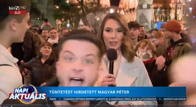 Megtámadták a Hír Tv stábját Magyar Péter tüntetésén – videó