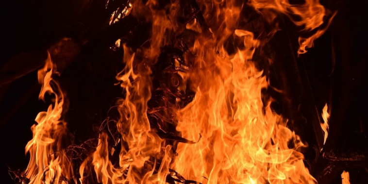 Tűz ütött ki a síneknél Ferencvárosban