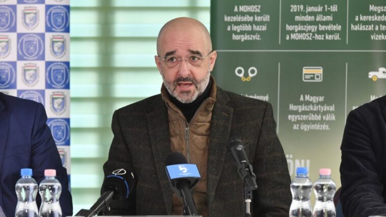 Videóban oktatták ki az olasz antifa aktivista apját