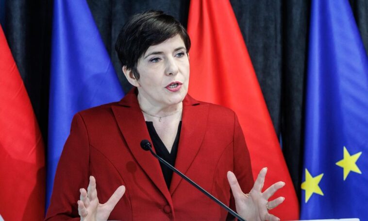 Retteg a DK Magyar Pétertől, ezért magukhoz akarják venni az irányítást