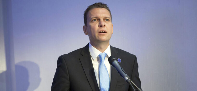 Menczer nem érti, miért baj, hogy kirúgták Tarr Zoltánt